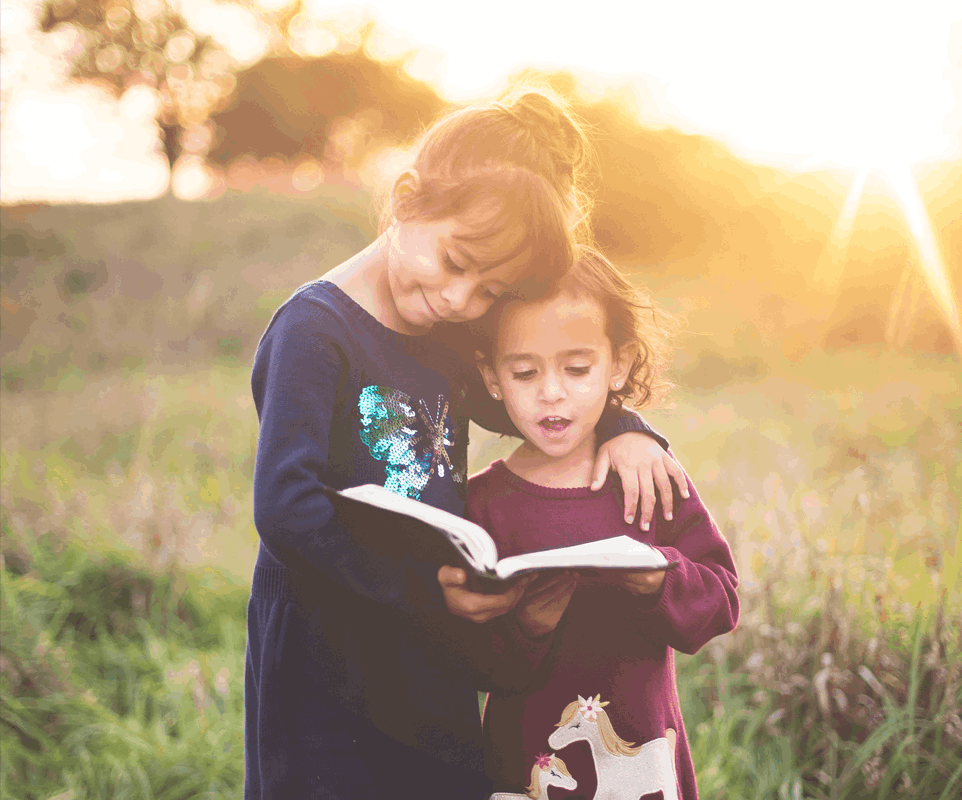 Kinder lesen in der Bibel